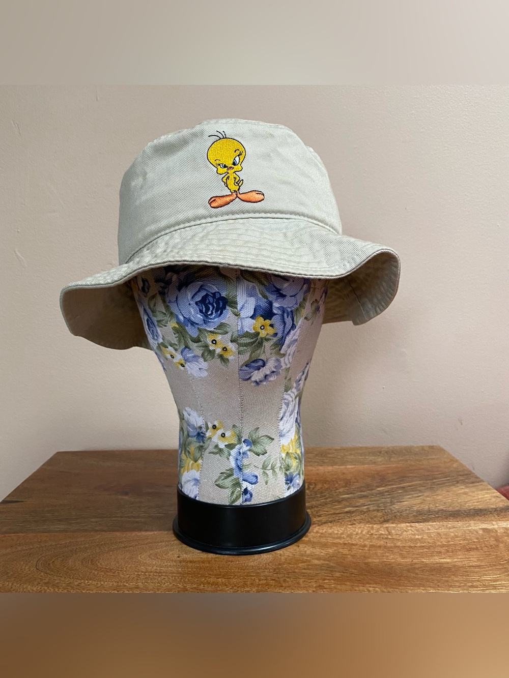 90s WB Warner Bros. Studio Store Tweedy Bird Embroidered Logo Cotton Bucket Hat